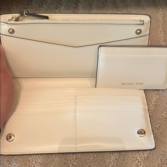 Michael Kors Snap Wallet - Picture 3 of 4